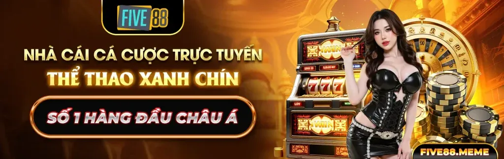 Quả bóng đá trên sân cỏ xanh mướt, biểu tượng cá cược bóng đá king88 code